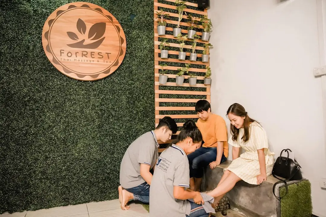 พนักงานล้างเท้าต้อนรับลูกค้าที่หน้าร้าน FORREST